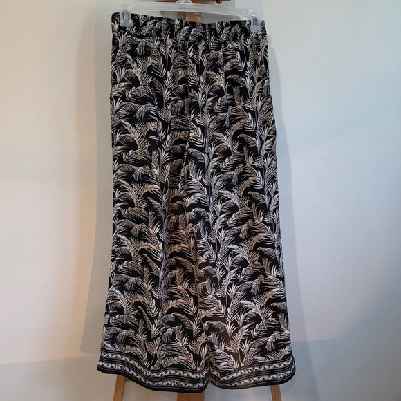 Max Studio Black and Cream Leaf Print Palazzo Pants with a leaf pattern - Picture 3 of 5